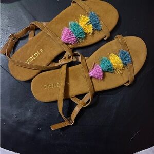 Divided Tan Sandals with Vibrant Tassels